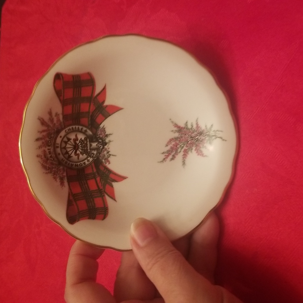 Royal Grafton Cameron Red & Black Tartan & Crest w Heather Flowers Plate Saucer